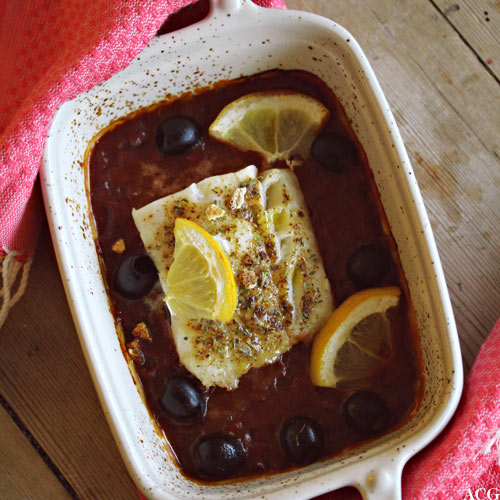 bilde av form med torsk i tomatsaus