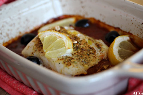 nærbilde av form med torskefilet i tomatsaus