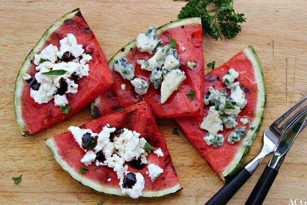 Fire skiver grillet vannmelon med ostetopping