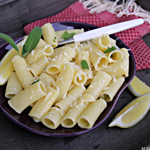Tallerken med pasta i salviesmør