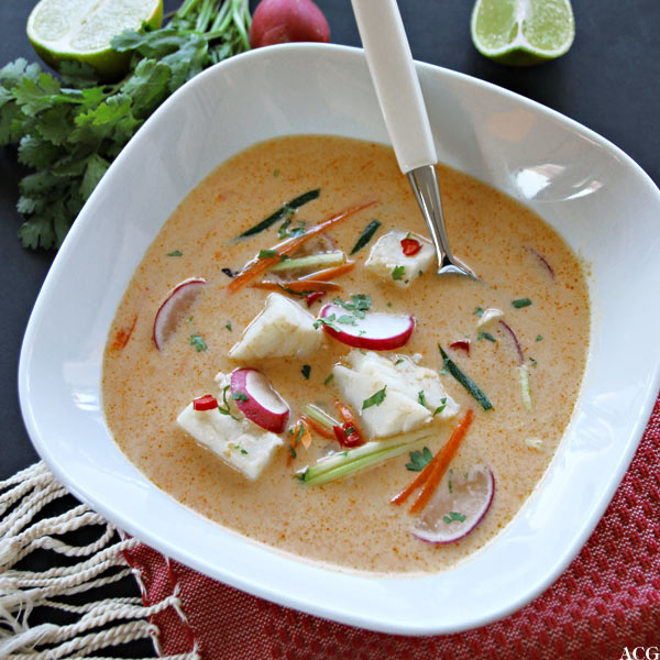 Tallerken med thai fiskesuppe med torsk