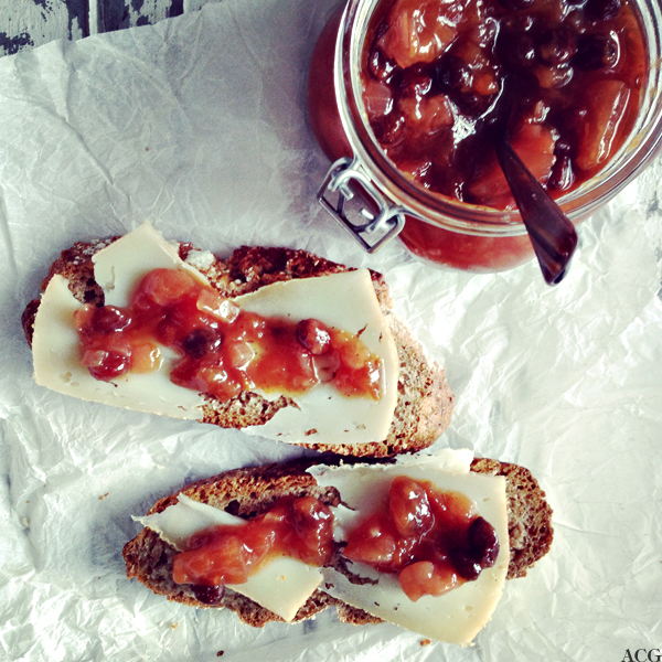 Brødskive med ost og plommechutney