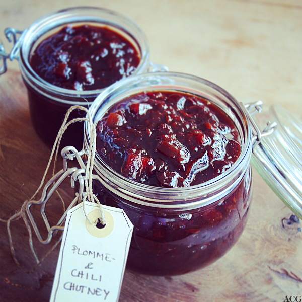 to glass med plommechutney