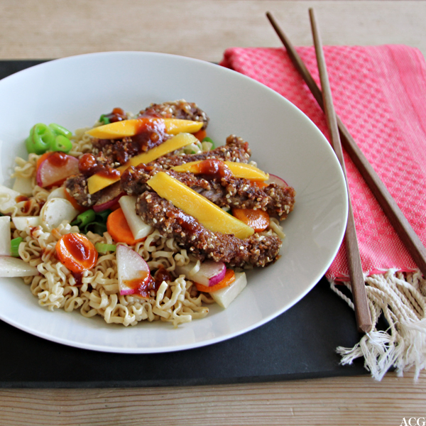 tallerken med nudelwok med biffkjøtt og mango