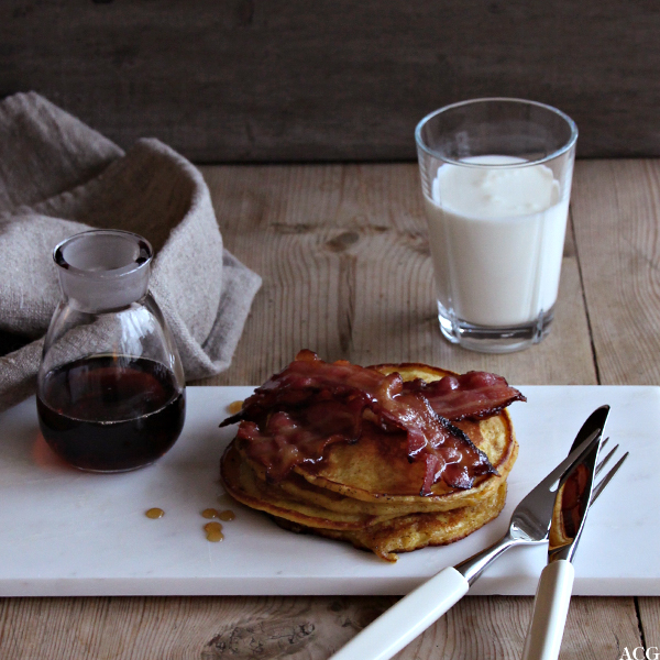Frokostbilde av stabel med gresskarpannekaker og bacon