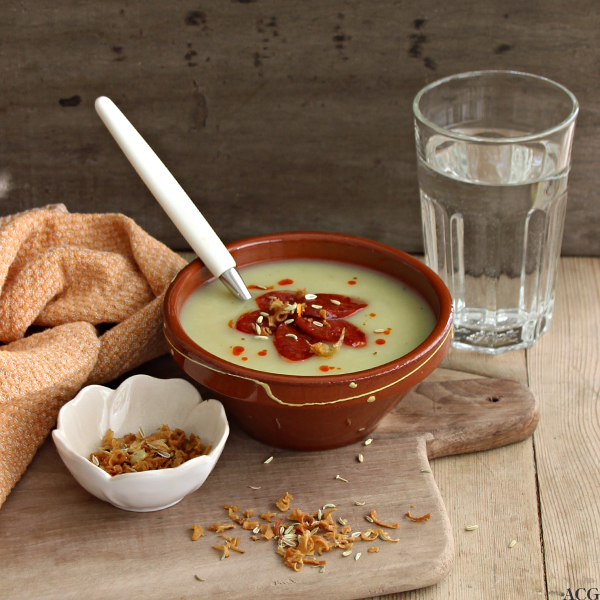 Bolle med potet- og fennikelsuppe og vannglass