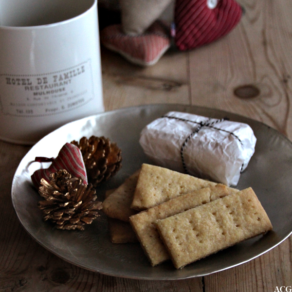 bilde av fat med shortbread og litt julepynt