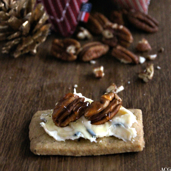 Shortbreadkjeks med blåmuggost, pekannøtt og honning
