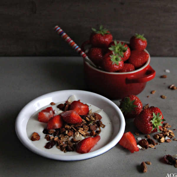 skål med granola, yoghurt og friske jordbær