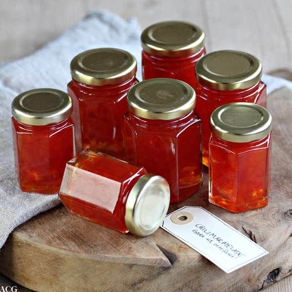 Bilde av mangle små glass med ferdig chilimarmelade