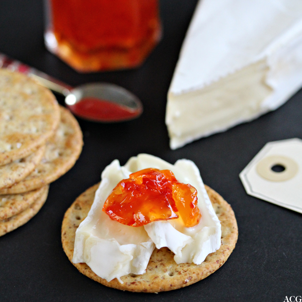 Nærbilde av kjeks med brie og chilimarmelade