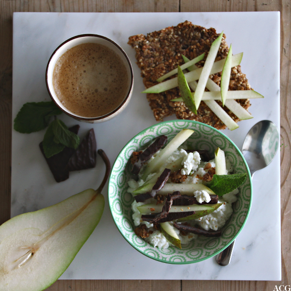 Frokostbolle med cottage cheese og sjokolade, kaffe og knekkebrød