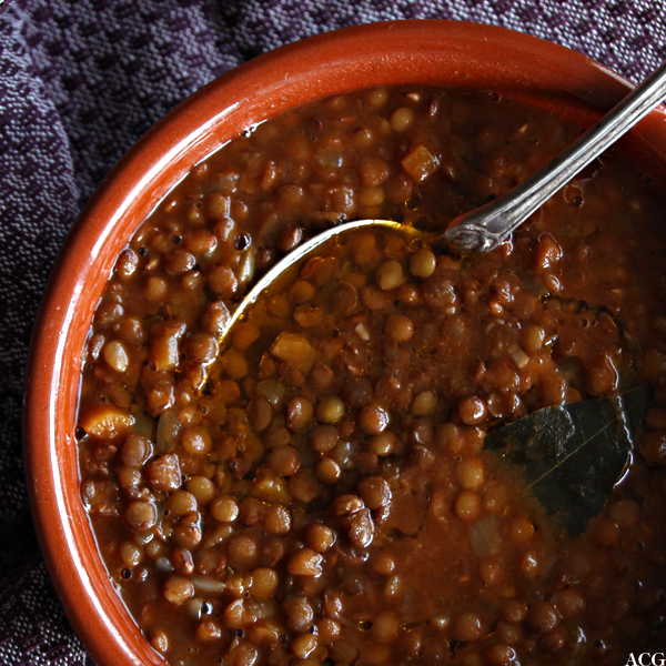 BIlde av keramikkbolle med italiensk linsesuppe