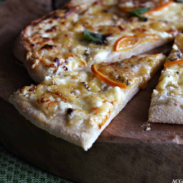 pizza med frukt og blåmuggost