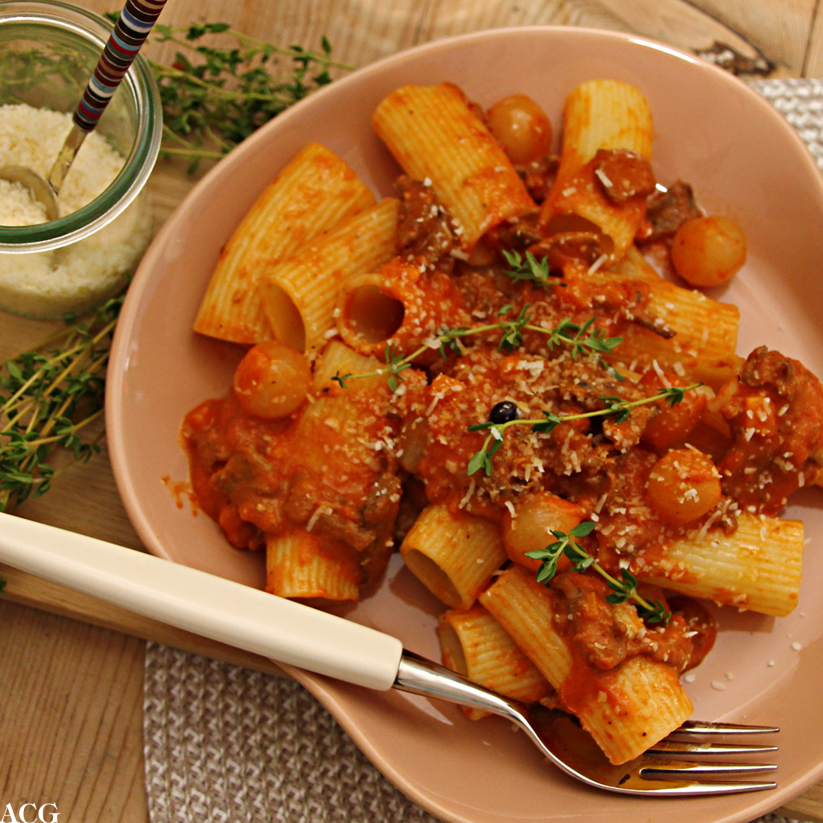 pasta med reinsdyrskav og sterk tomatsaus