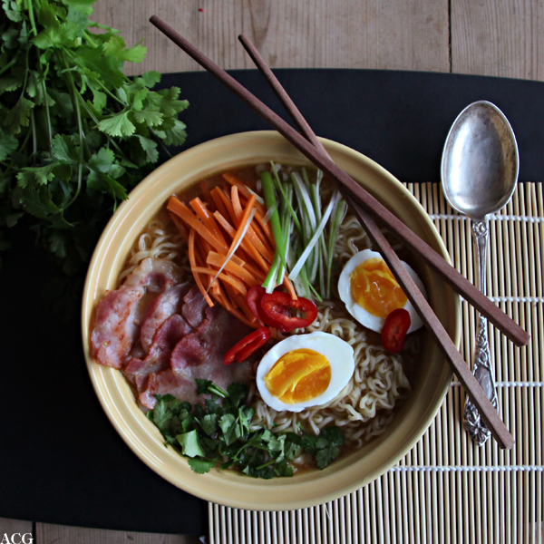 Bilde av suppebolle med nudelsuppe, egg og bacon
