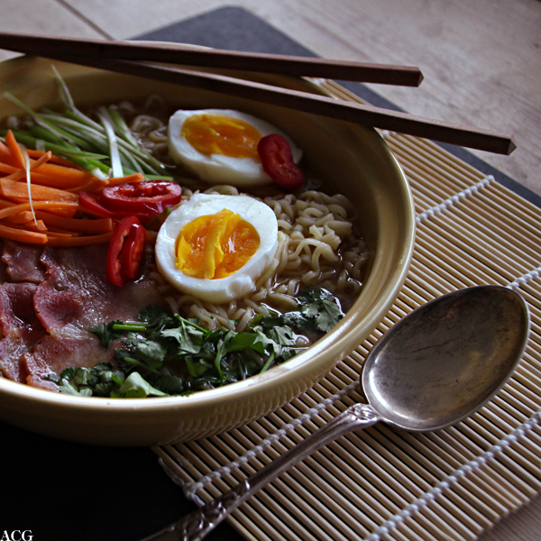 Nærbilde av nudelsuppe med egg og bacon