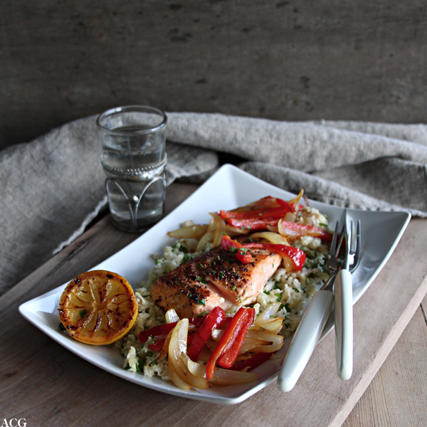 Tallerken med smørstekt laks, grønnsaker og blomkålfilet