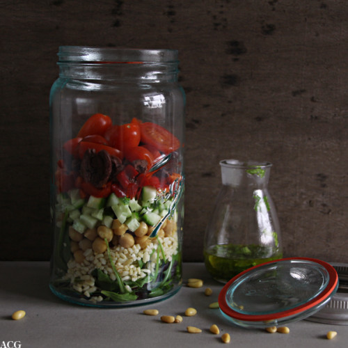 BIlde av norgesglass med salatingredienser i lag