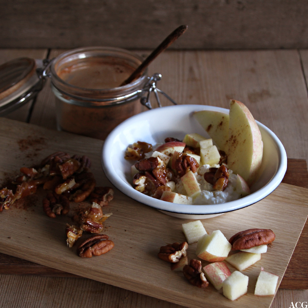 cottage cheese, eplebiter og nøtter