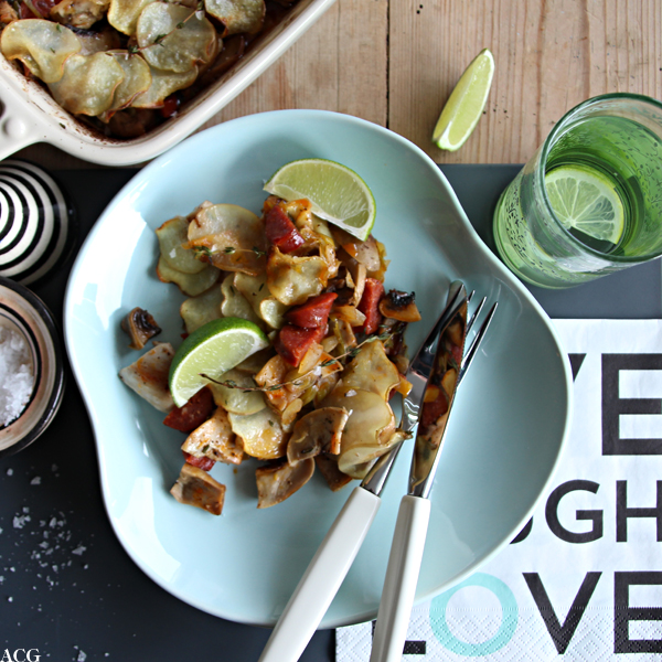 Tallerken med kyllingrett og glass med lime