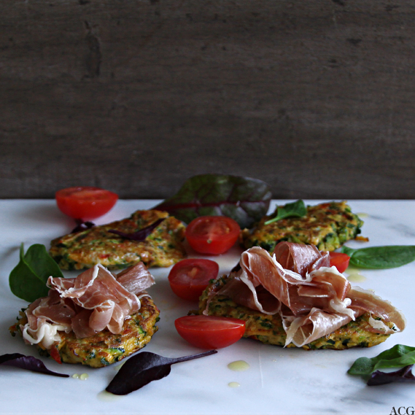 squash- og brokkolikaker med skinke og salatblader