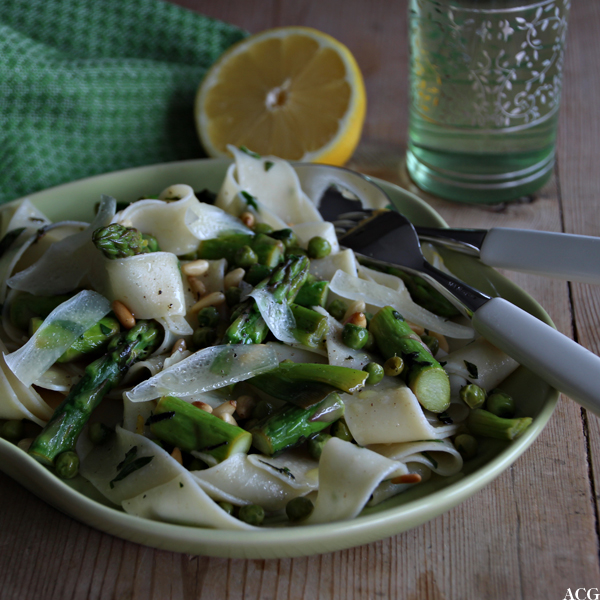 Nærbilde av tallerken med pasta primavera