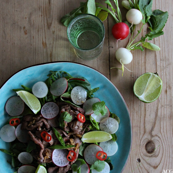 tallerken med roastbiffsalat, vannglass og reddiker