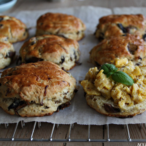 Bilde av 8 scones på rist