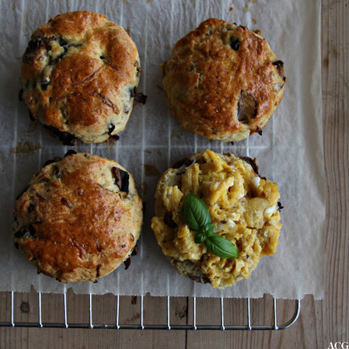 bilde av 4 scones på rist