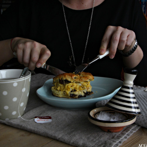bilde av frokostbord med scones, te og eggerøre