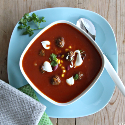 Tallerken med tacosuppe og kjøttboller