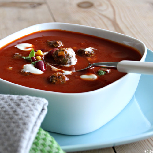 Nærbilde av tacosuppe med kjøttboller