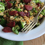 Pastasalat med chorizo, kikerter og urter