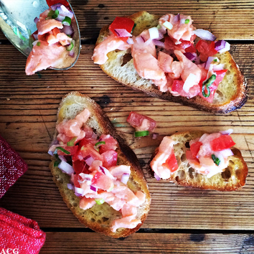 Nærbilde av 3 små toast med laksesalat på - Lomi lomi
