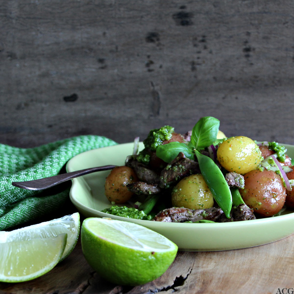 Detalj av tallerken med potetsalat med pesto og sukkererter