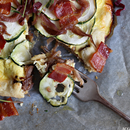 nærbilde av gaffel med pai og baconbiter