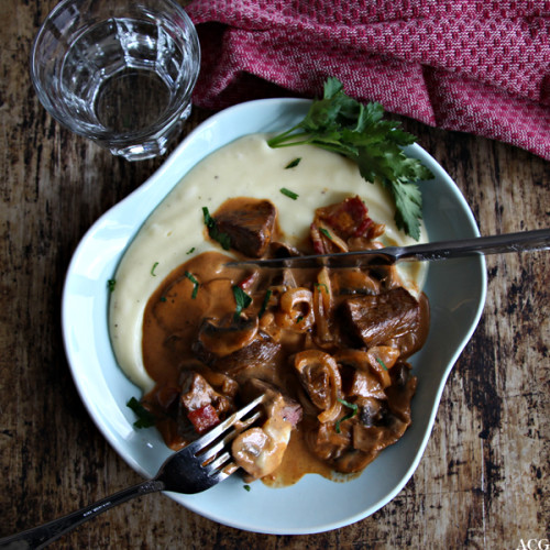 tallerken med stroganoff og potetmos