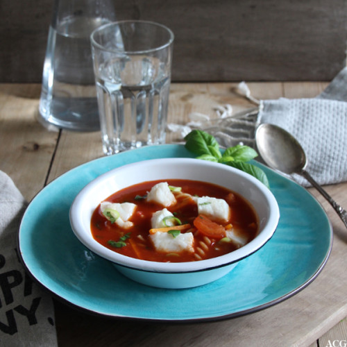 dekket bord med suppebolle og rød fiskesuppe