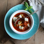 Rød fiskesuppe smekkfull av godskaker
