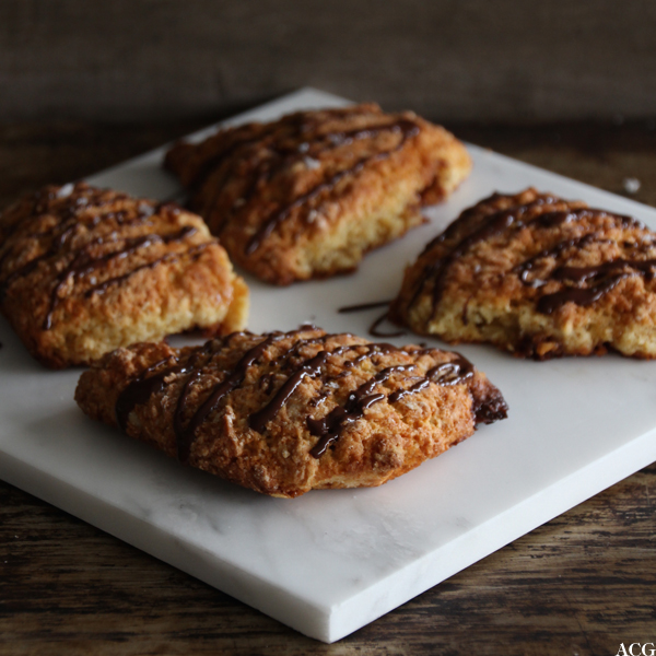 4 snickers-scones med sjokoladepynt