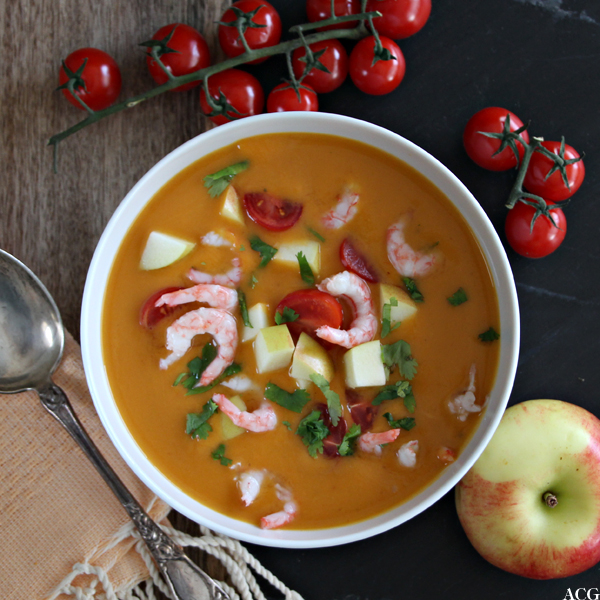 Suppebolle med suppe og eple og tomater