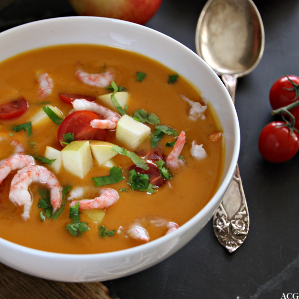 nærbilde av søtpotetsuppe med reker