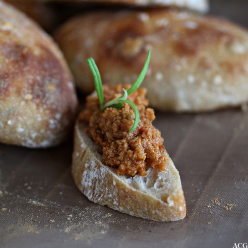 hummus med soltørkede tomater på en brødskive
