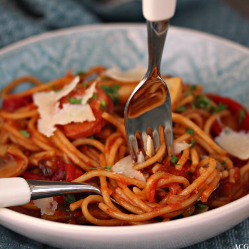 one pot pasta med spaghetti og kjøttpølse
