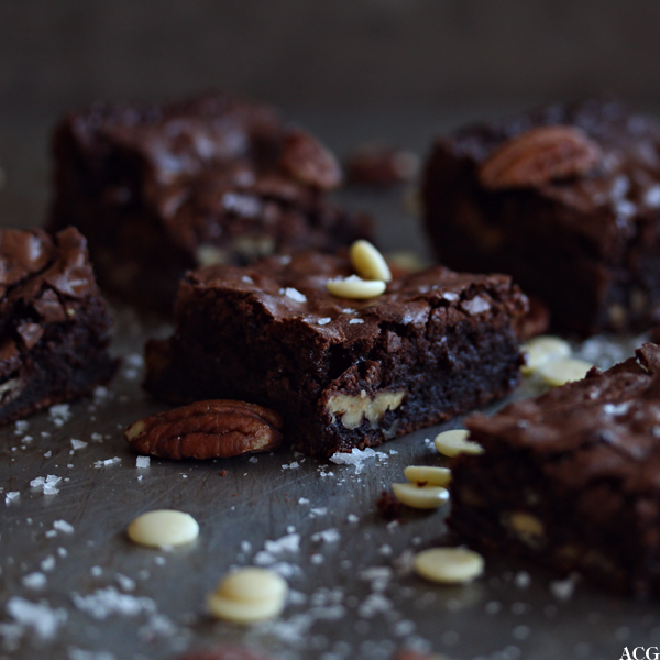 Brownies med salte nøtter og hvit sjokolade