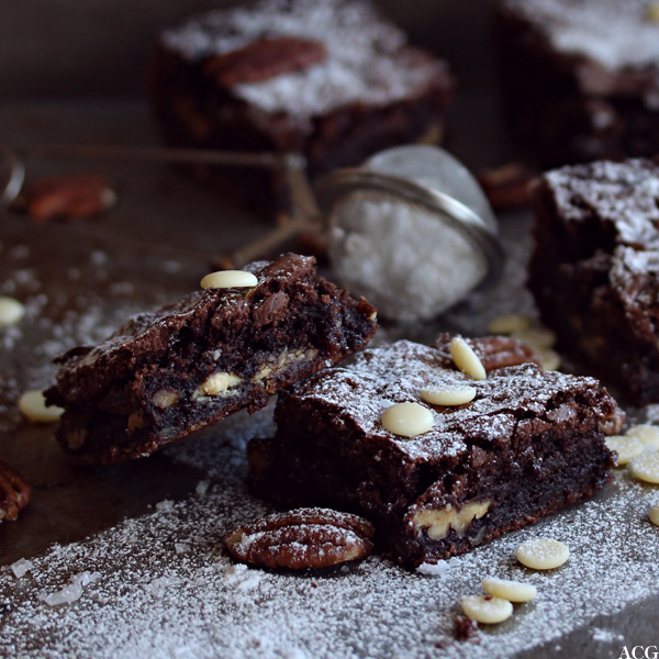 brownies med salte nøtter og hvit sjokolade