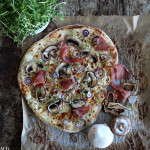Pizza bianca med sopp og serranoskinke