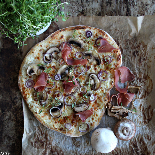 Pizza bianca med sopp og skinke