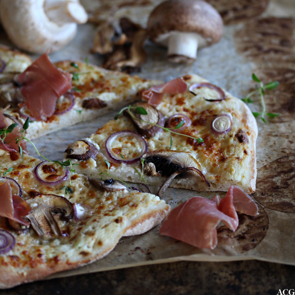 Nærbilde av pizza bianca med sopp og skinke